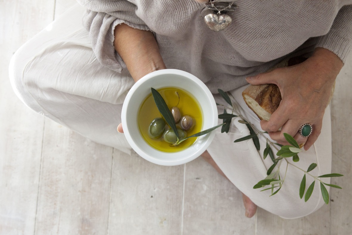 https://www.sumberayu.id/images/news/2025/olive-oil-vs-coconut-oil.jpg